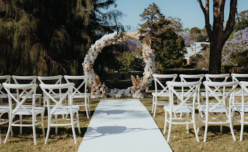 Elegant and Minimalist Wedding Backdrop Ideas for a Timeless Ceremony