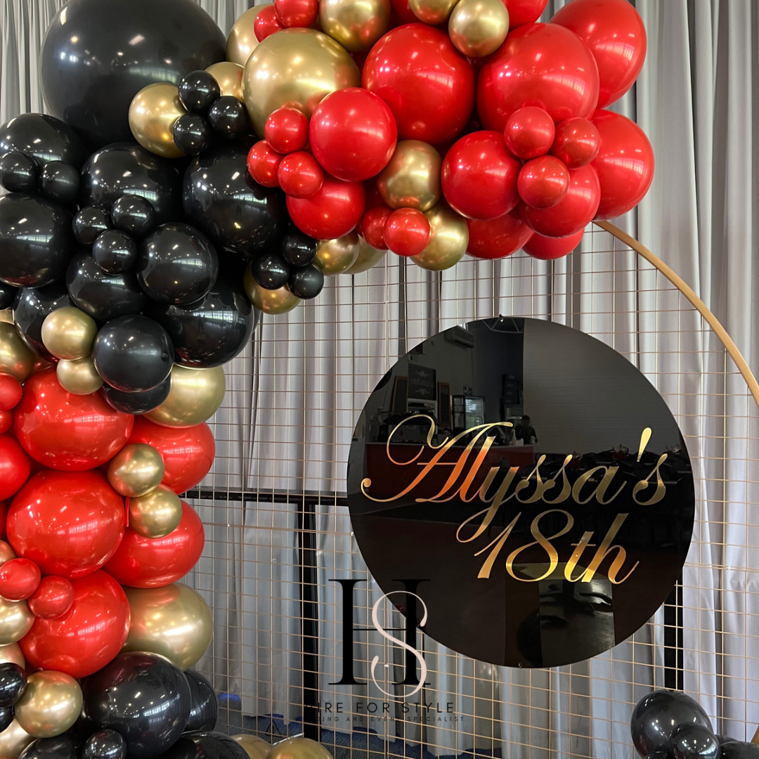 Round Mesh Backdrop with Balloon Garland & Plinth