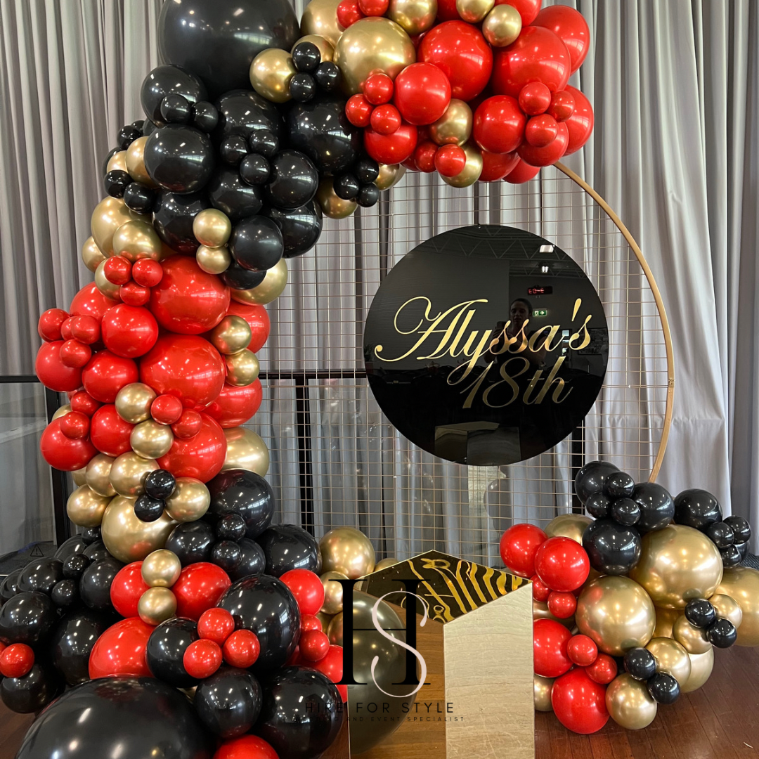 Round Mesh Backdrop with Balloon Garland & Plinth