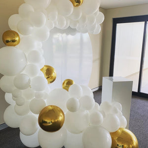 Balloon Garland with White Solid Backdrop and Plinth